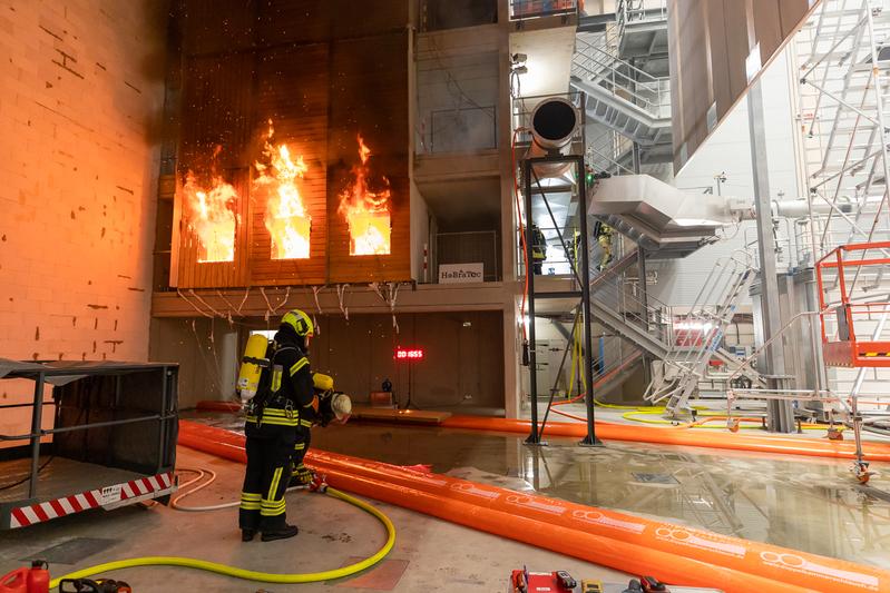 Brandversuch im Zentrum für Brandforschung der TU Braunschweig: Hier wurde untersucht, wie sich ein Brand bei einer mehrgeschossigen Holzfassade entwickelt und welchen Einfluss Dämmstoffe aus nachwachsenden Rohstoffen auf die Brandbekämpfung haben.