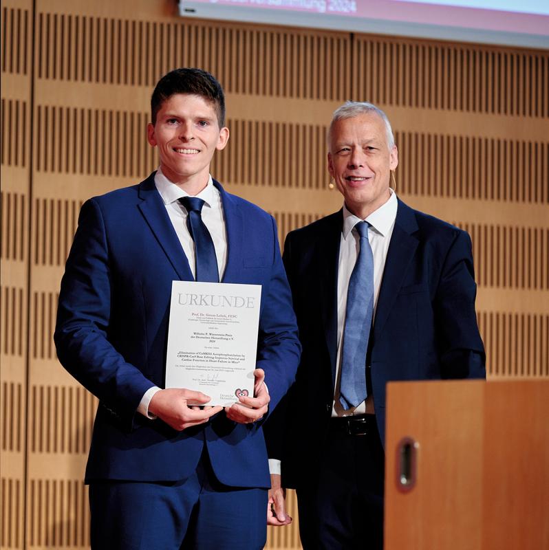 Ausgezeichneter Herzforscher: Prof. Dr. Simon Lebek (l.) bei der Entgegennahme der Urkunde des Wilhelm P. Winterstein-Preises in Frankfurt am Main Ende Juni. Die Urkunde überreichte Prof. Dr. Thomas Voigtländer, Vorsitzender der Deutschen Herzstiftung. 