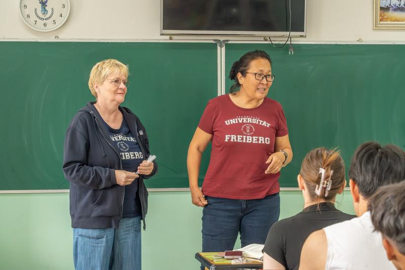 Kathrin Häußler und Bolormaa Dendev in einer Aimag-Schule