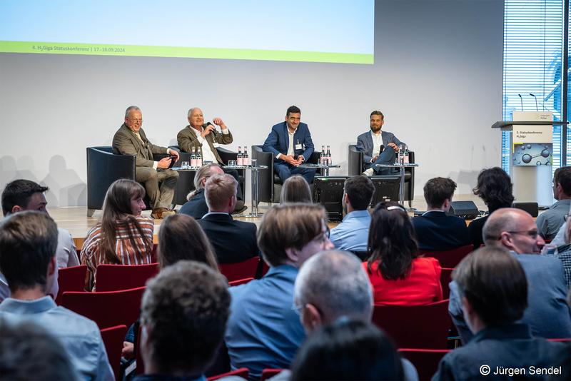 Diskussionsrunde bei der dritten H₂Giga-Statuskonferenz - v. l. n. r.: Ulrich Walter, Günter Schmid (Siemens Energy Gobal), Thomas Emmert (Linde), Florian Hajdu (MAN Energy Solutions)