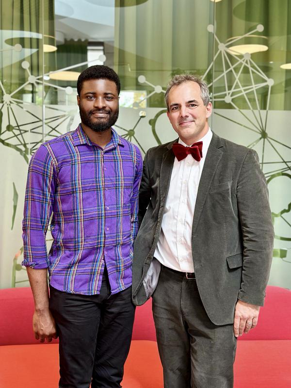 From Imbizo to ISTA. Scientific intern Lordstrong Akano from Nigeria and ISTA Professor Tim Vogels from Germany. © ISTA