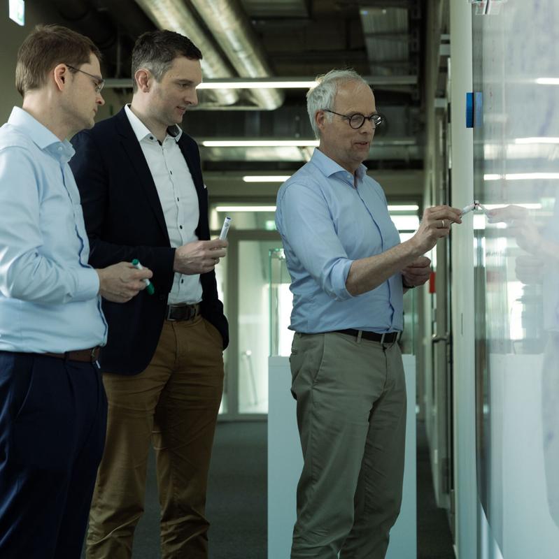 Wissenschaft trifft Industrie: v.l.n.r.: Prof. Jens Anders (Universität Stuttgart), Michael Förtsch (Q.ANT GmbH), Prof. Jörg Wrachtrup (Universität Stuttgart).