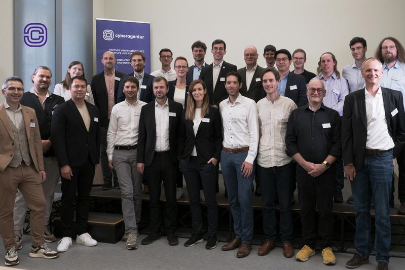 Die Teilnehmenden Vertragsteams zum Start des Forschungsprojektes "Mobiler Quantencomputer" der Cyberagentur gemeinsam mit den Forschenden aus Halle und Staatssekretär Bernd Schlömer (Mitte), CIO des Landes Sachsen-Anhalt..