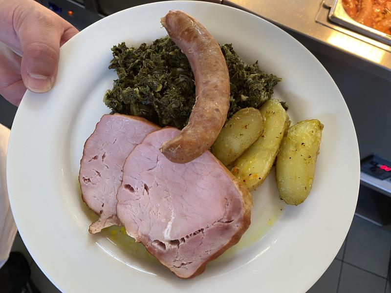 Smoked pork and sausage: one of the popular meat-based dishes served at the cafeteria. The meal still looked the same in the reduced version – the slices were just a little thinner. 
