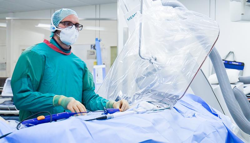 Dr. Leonard Bergau, Deputy Head of the Clinical Electrophysiology Unit and Senior Physician in the Department of Cardiology and Pneumology at the University Medical Center Göttingen (UMG), during a pulsed field ablation.