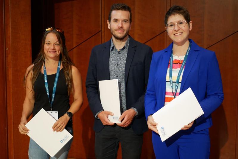 Prof. Dr. Christine Minke (im Bild rechts), Dr.-Ing. Frank Rhein (im Bild in der Mitte) und Dr.-Ing. Dorina Strieth (im Bild links) erhalten die DECHEMA-Hochschullehrernachwuchspreise 2024 für Biotechnologie, Technische Chemie und Verfahrenstechnik.