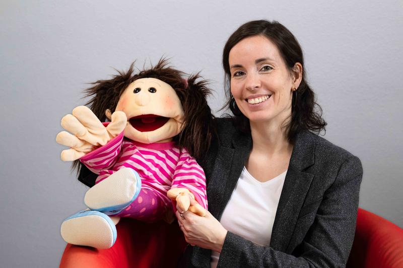 Prof. Dr. Julia Asbrand von der Universität Jena setzt während der Therapie psychisch belasteter junger Menschen eine Puppe ein.