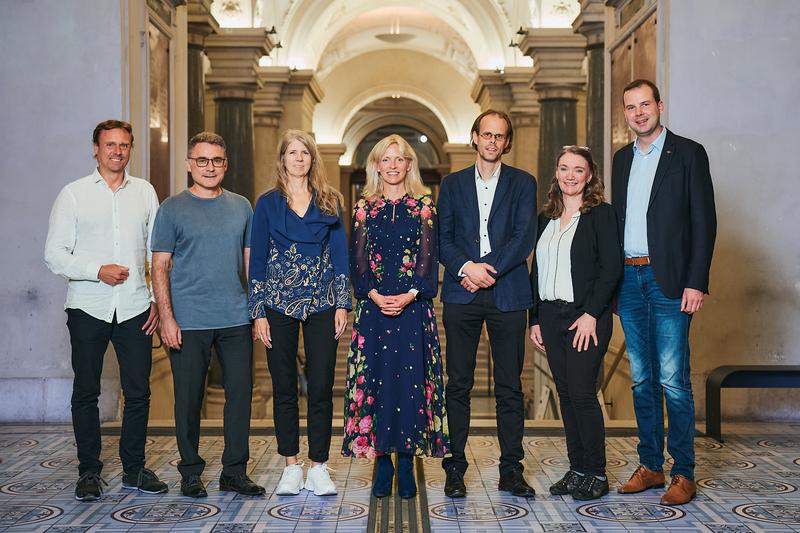 Die Mitglieder des DGPs-Vorstands 2024-2026 (von links nach rechts): Prof. Robert Kumsta, Prof. Matthias Nückles, Prof. Annette Kluge, Prof. Eva-Lotta Brakemeier, Prof. Jörn Sparfeldt, Prof. Ute Bayen, Dr. Matthias Sperl