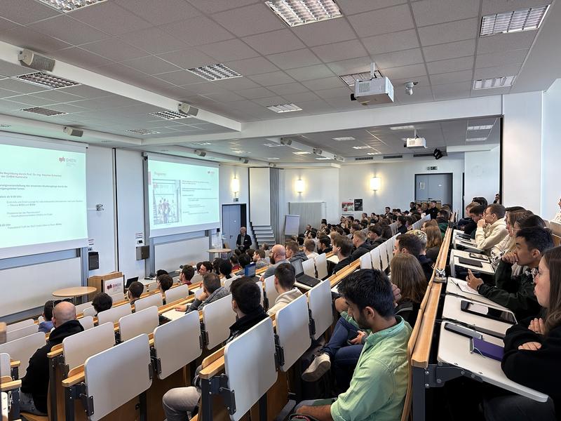 Prof. Dr.-Ing. Stephan Schenkel, Rektor der DHBW Karlsruhe begrüßt die "Erstis" am Immatrikulationstag