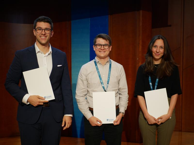 Leonie Häser (im Bild rechts), Lukas Müller (im Bild in der Mitte) sowie Fabian Primke (im Bild links) erhielten die DECHEMA-Studierendenpreise 2024. 