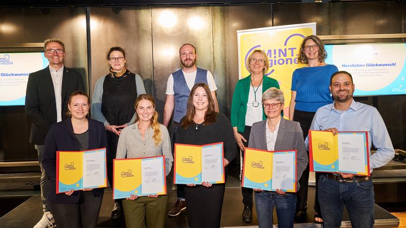 Die im Rahmen der Ausschreibung MINT-Regionen wirken! ausgezeichneten Netzwerkprojekte mit der Jury und Körber-Stiftung.