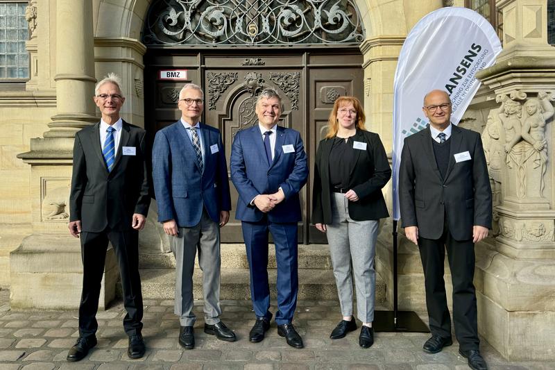 Prof. Clemens Walther (Universität Hannover), Prof. Klaus-Jürgen Röhlig (TU Clausthal), Prof. Joachim Schachtner (Staatssekretär im nds. Wissenschaftsministerium), Sabine Mrugalla (Bundesumweltministerium) und Prof. Daniel Goldmann (TU Clausthal).