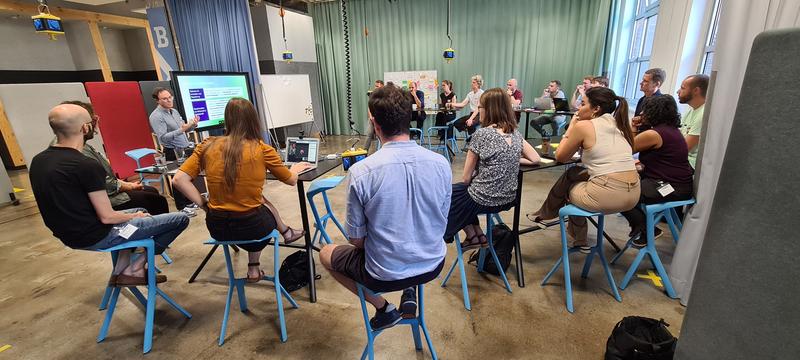 Brainstorming: Ein Forschungsteam der Hochschule für Wirtschaft und Recht Berlin erprobt gemeinsam mit der Bundesanstalt für Materialforschung und -prüfung und der NEX Aero GmbH im HyAirLogic LaB-Reallabor wasserstoffbetriebene Frachtdrohnen.