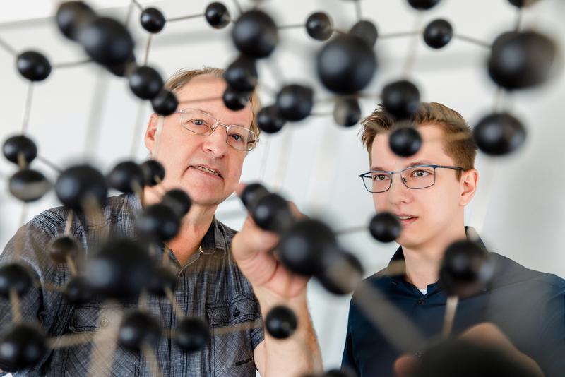 Die Fachgebiete „Theoretische Physik“ und „Theoretische Festkörperphysik“ sorgen für die Modellierung und ein tiefes Verständnis der entscheidenden Prozesse