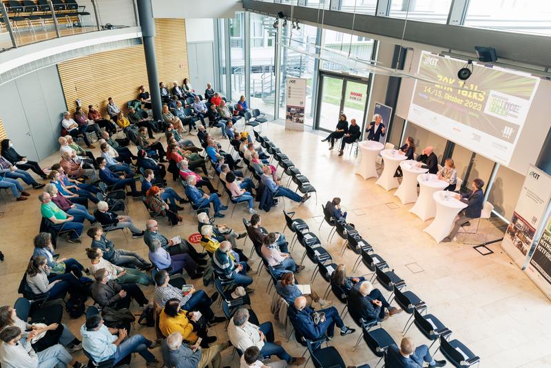 An den Schnittstellen von Wissenschaft und Gesellschaft setzt das FORUM des KIT neue Impulse in Forschung, Lehre und gesellschaftlicher Debatte (Foto: Felix Grünschloss, ZAK)