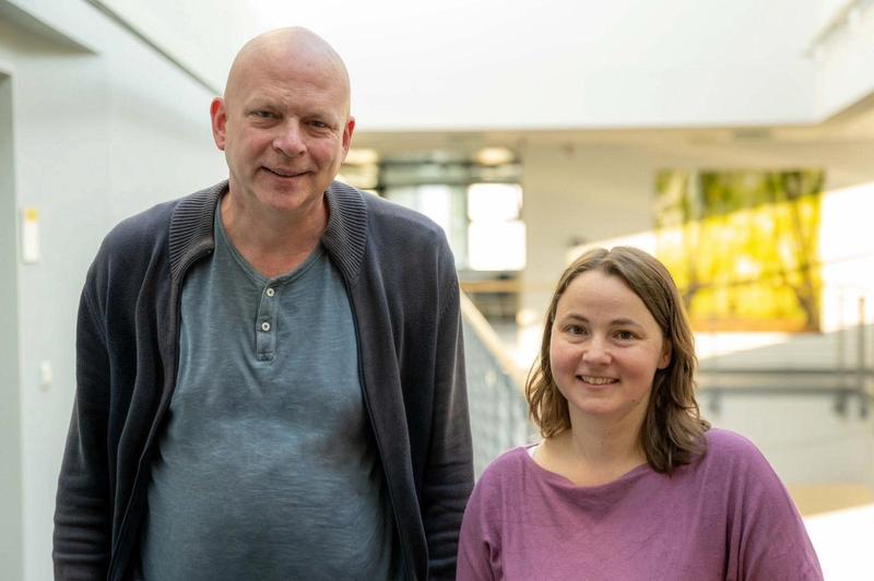 (from left) Prof. Florian Mormann and Esther Kutter, together with Prof. Andreas Nieder from the University of Tübingen, clarify the neuronal basis of the mathematical concept of “zero”.
