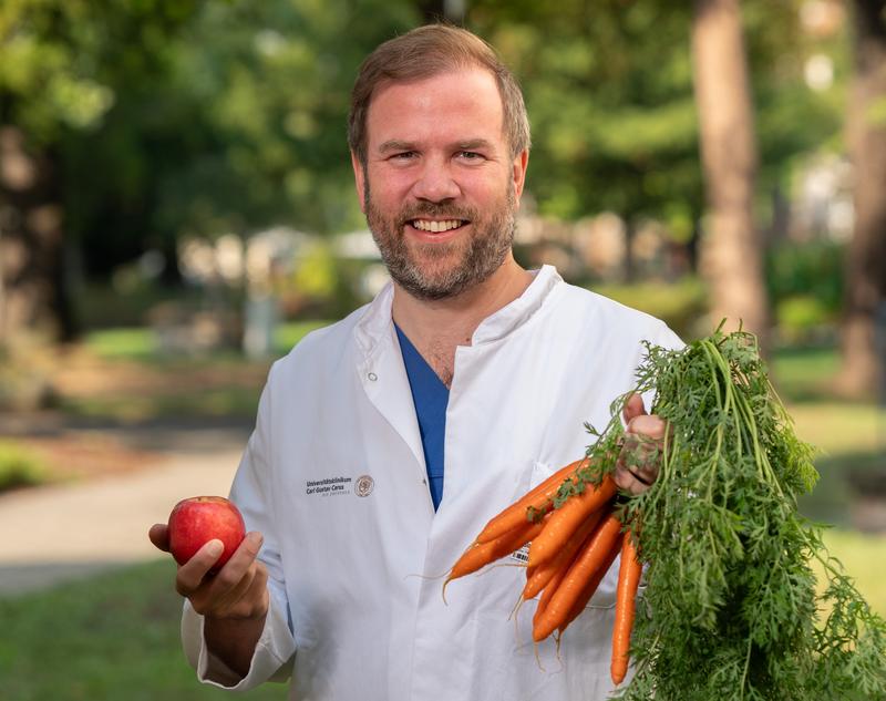 Der Parodontologe Prof. Johan Wölber am Universitätsklinikum Dresden setzt sich für einen ganzheitlichen Ansatz zur Prävention von Erkrankungen durch eine vollwertige Ernährung ein. 