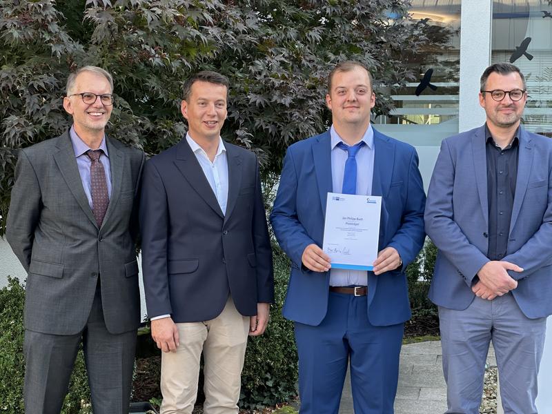 v.l.n.r.  Prof. Dr. Thomas Stumm (Betreuung, Hochschule Kaiserslautern), Dr. Dominik Szczech (Betreuung, SoBiCo GmbH), Jan Philipp Buch, B.Eng. (Absolvent), Dr. Johannes Fuchs (Geschäftsführung, SoBiCo GmbH)