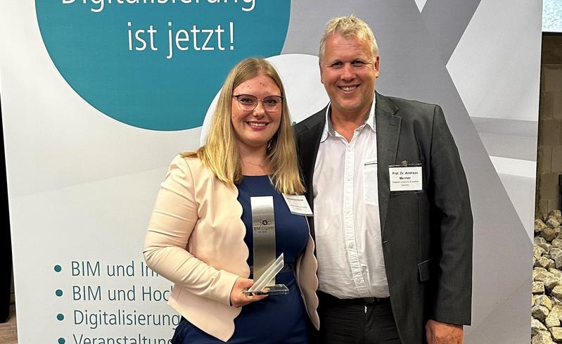 BIM-Award 2024: Preisträgerin Jacqueline Kuhn, Maler- und Lackierer-Gesellin und angehende Bauingenieurin, mit ihrem Betreuer Prof. Dr. Andreas Menner.