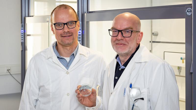 Prof. Dr. Robert Kretschmer (l.) und Dr. Tobias Rüffer gehören zum Forschungsteam, dem die Synthese einer ungewöhnlichen Verbindung des Metalls Gallium gelang. 