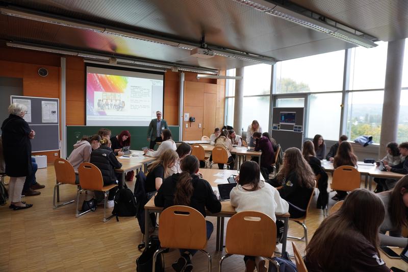 In einem der Workshops beim DemokratieTag der Universität Koblenz setzten sich die Jugendlichen mit den Landtagswahlen im Osten auseinander. 