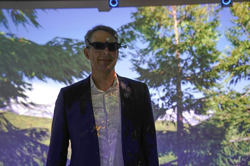 Staatsminister Markus Blume bewegt sich im Labor von Prof. Dr. Jens Grubert in virtuellen Umgebungen - möglich macht's das CIVE (Coburg Intelligent Virtual Environment). 