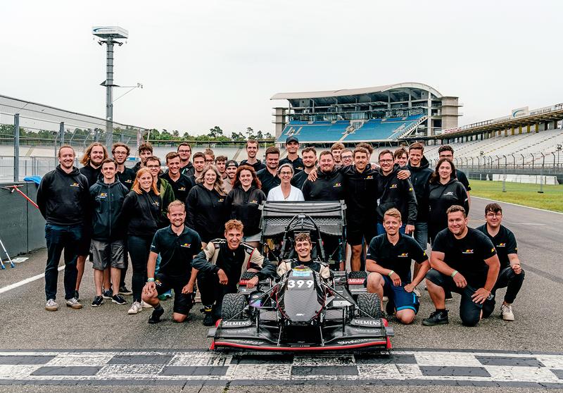 Hat für die Wettbewerbe der Formula Student einen elektrisch angetriebenen Rennwagen entwickelt: das 50-köpfige studentische Team der HKA mit Rektorin Prof. Dr. Rose Marie Beck (m.)