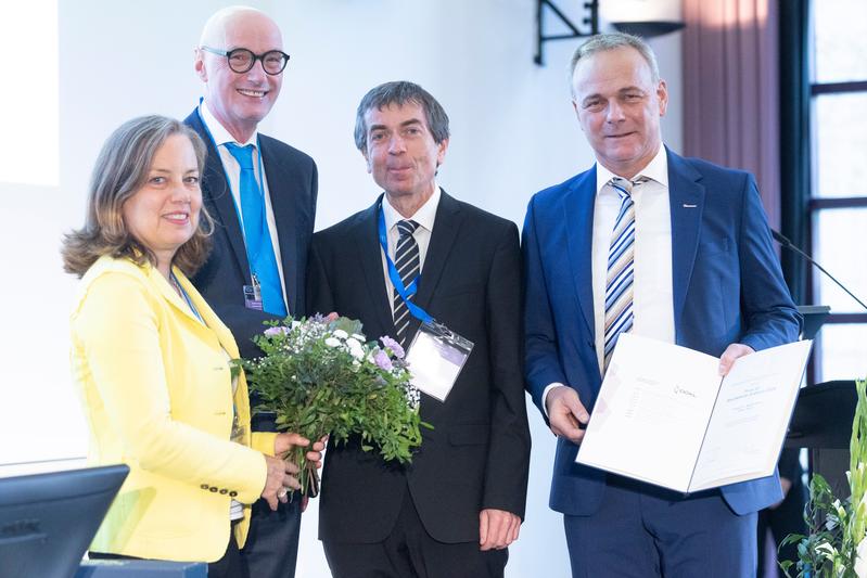 Verleihung des Preises Biochemische Analytik – gefördert von SARSTEDT, v.l. Prof. Dr. Mariam Klouche, Univ. Prof Dr. med. Harald Renz, Preisträger Prof. Dr. Rudolf Valenta, Rainer Schuster, Vorstand SARSTEDT AG