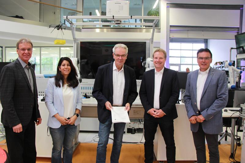 Gemeinsam für eine starke Region (v.li.): Prof. Dr.-Ing. Ulrich Rückert (Universität), Dr. Sahar Deppe (Fraunhofer), Josef Wegener (Bezirksregierung), Dr. Sebastian Wrede (Universität/Fraunhofer) und Prof. Dr.-Ing. Jürgen Jasperneite (Fraunhofer).