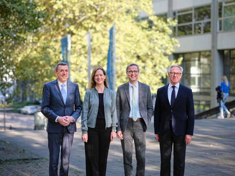 V.l.n.r.: Prof. Manfred Bischoff, Prof. Judith Tonhauser, Prof. Peter Middendorf, Prof. Michael-Jörg Oesterle. Nicht im Bild: Prof. Alexander Brem.