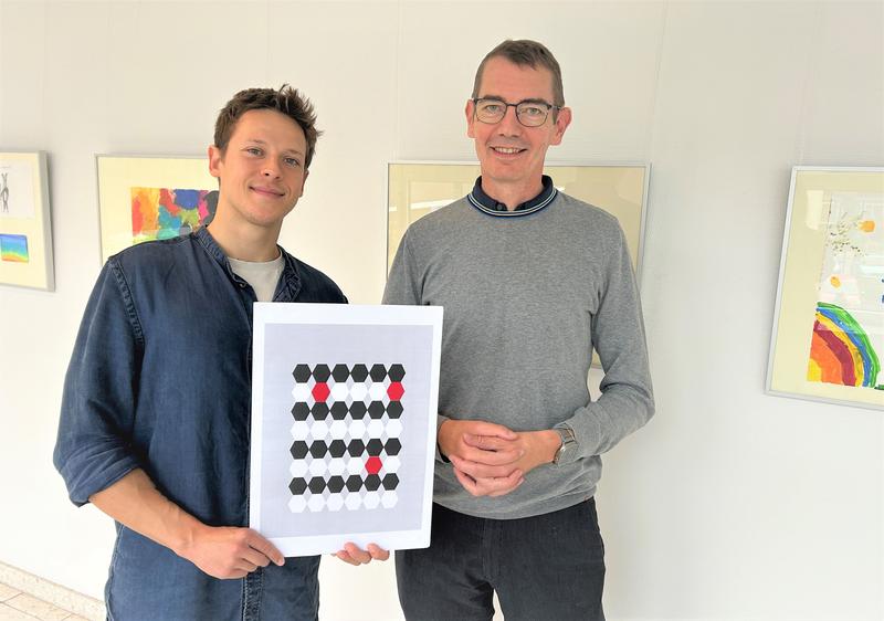 The researchers Professor Dr. Christian Kratz and Jonas Windrich have analysed the cancer risk in patients with multi-organ mosaic RASopathies. 