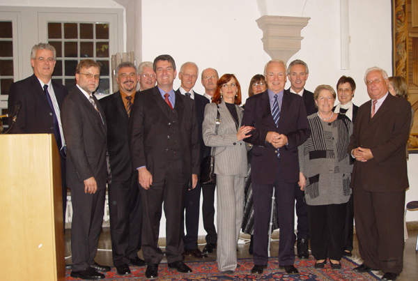 Honorarprofessor Dr. Peter Haase (8.v.l.) mit seinen Gästen und FH-Vizepräsident Dipl.-Ing. Volker Küch M.A. (5. v.l.)