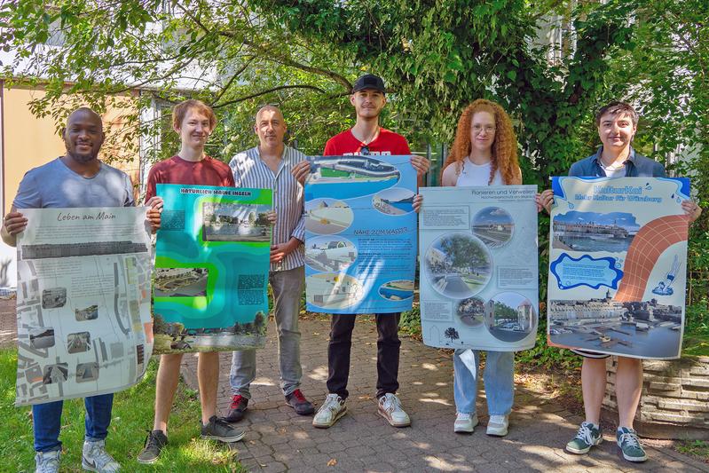 Studierende der Geovisualisierung an der THWS mit Dozent Stefan Sauer (3. v. li.)  präsentieren ihre Ideen gegen das Hochwasser am Main