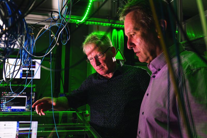 Professor Jürgen Eschner (links) und Professor Christoph Becher im Labor der Quantenphotonik an der Universität des Saarlandes.