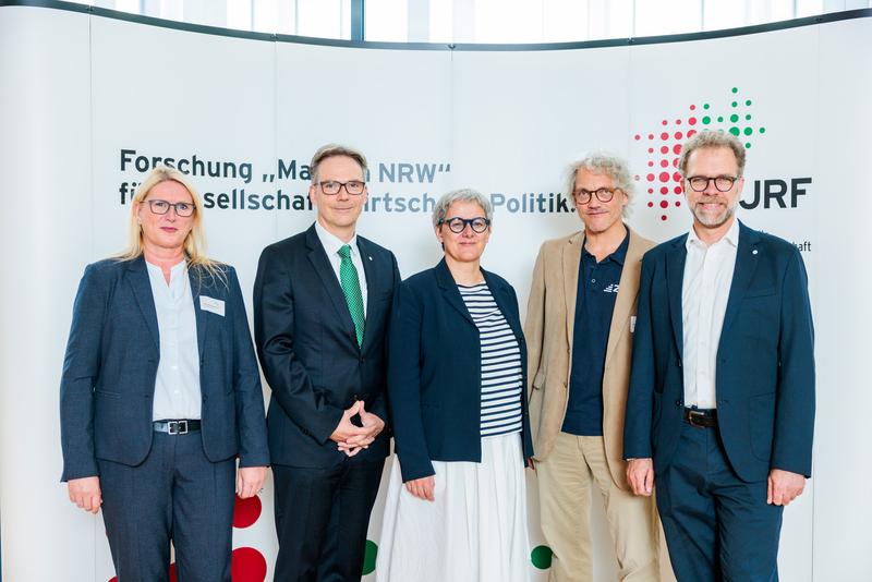 Prof. Dr. Astrid Westendorf (Prorektorin UDE), Prof. Dr. Dieter Bathen (Vorstand JRF), Silke Krebs (Staatssekretärin MWIKE), Prof. Dr. Harry Hoster (wiss. Leiter ZBT), Dr. Peter Beckhaus (Geschäftsführer ZBT).