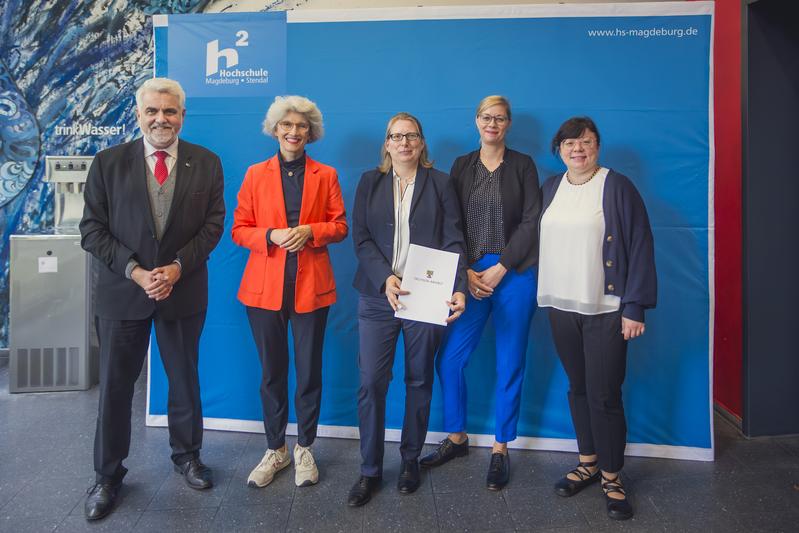 Wissenschaftsminister Prof. Dr. Armin Willingmann, Rektorin Prof. Dr. Manuela Schwartz, Projektleitung Prof. Dr. Stefanie March, Prof. Dr. Dagmar Arndt und Prof. Dr. Kateryna Fuks (v. l.) während der Übergabe des Förderbescheids am 26. September 2024. 