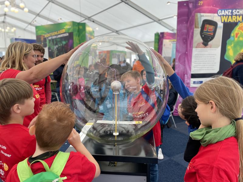 Schulkinder beim Besuch des Ausstellungszelts auf dem Ernst-August-Platz in Hannover