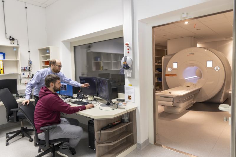 Martin Uecker (standing) and Moritz Blumenthal from the Institute of Biomedical Imaging at TU Graz in the MRI-Lab Graz.