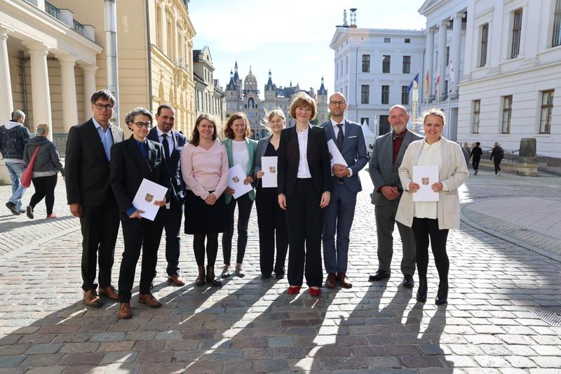 (von links); Dr. János Zierath, Dr. Stefanie Scheu, Dr. Matthias Gräser, Dr. Mathilde Agnès Cordellier, Dr. Corinna Kröber, Dr. Christina Gardemann, Staatssekretärin Susanne Bowen, Dr. Matthias Ludewig, Dr. Thomas Dudek, Dr. Jessica Hoth.