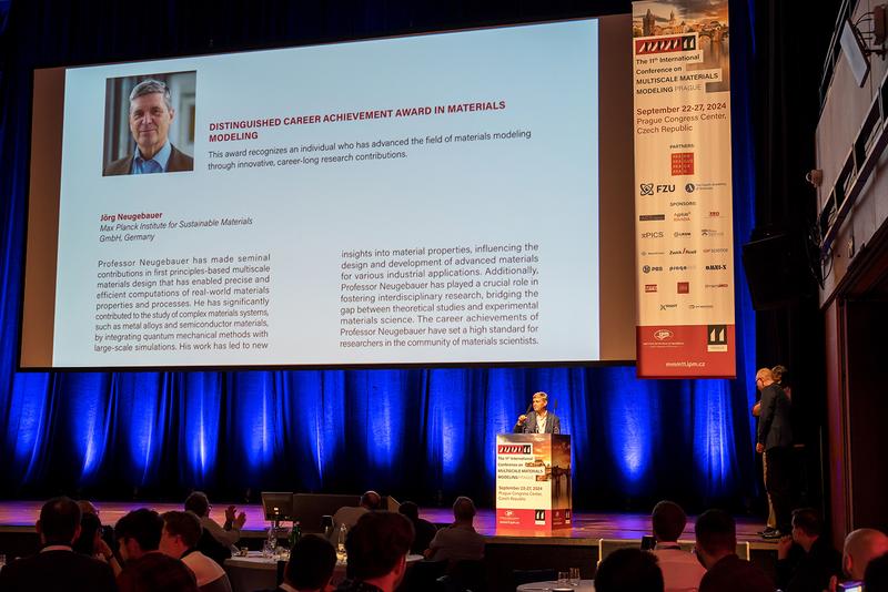 Professor Jörg Neugebauer giving the Award Lecture during the 11th International Conference on Multiscale Materials Modeling. 