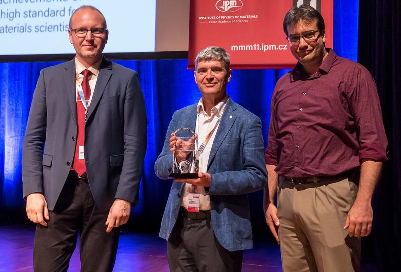 Professor Jörg Neugebauer (in the middle) receiving the ISMM Distinguished Career Achievement Award in Materials Modelling.