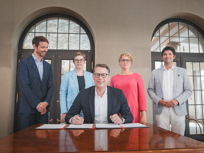 Kunstminister Markus Blume mit Felix Kanbach, Prof. Lydia Grün, Prof. Dr. Barbara Gronau, Yannick Kunz_c_Axel König-StMWK