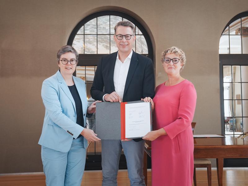 Kunstminister Markus Blume mit Prof. Lydia Grün und Prof. Dr. Barbara Gronau_c_Axel König-StMWK