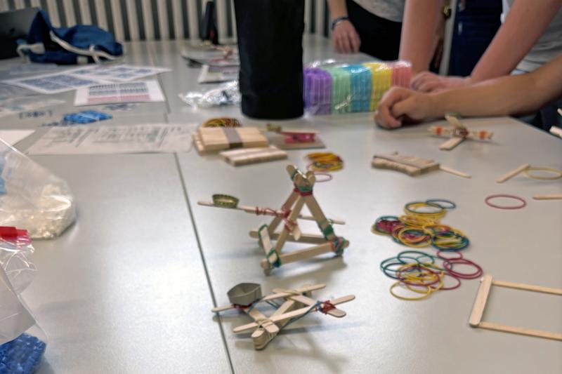 Mitmachangebot: Am Stand der PHKA Flugbahnen von Katapultgeschossen optimieren. 