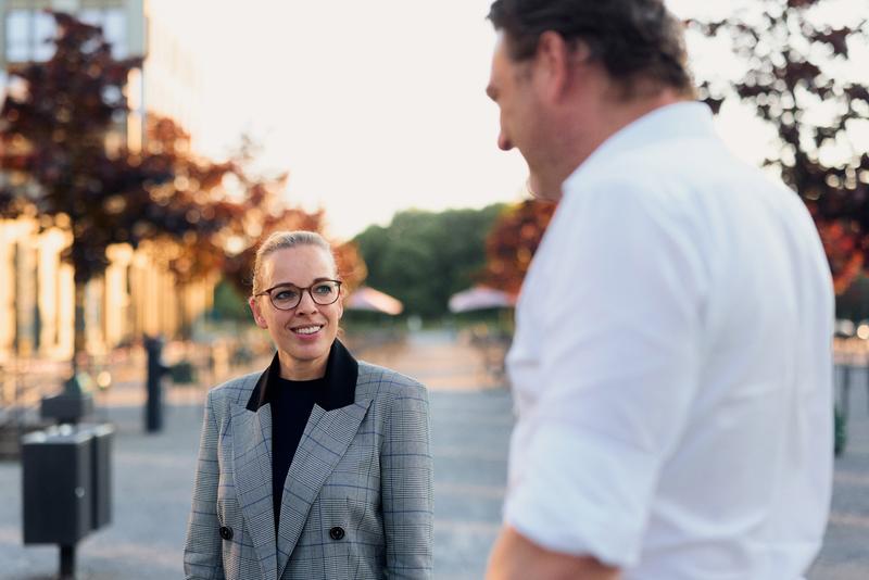 Prof. Dr. Denise Demisch leitet das Seminar. HSBI-Dozent Karsten Stracke von der iundf Marketing Technology GmbH begleitete die Studierenden bei der richtigen Anwendung unterschiedlicher Tools.