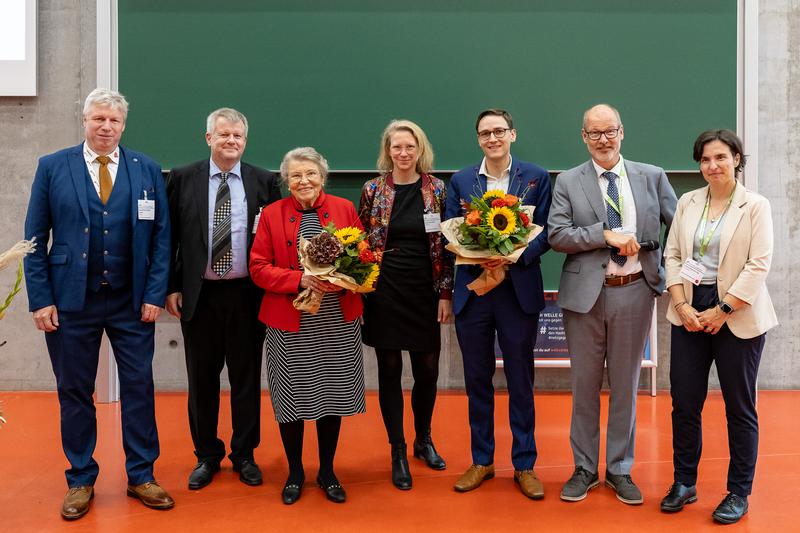 Beteiligte der Preisverleihung v. l. n. r.: J. Lorenz, A. Lorenz, M. Lorenz, A. Brütt, F. Miedaner, W. Hoffmann, J. Köberlein-Neu