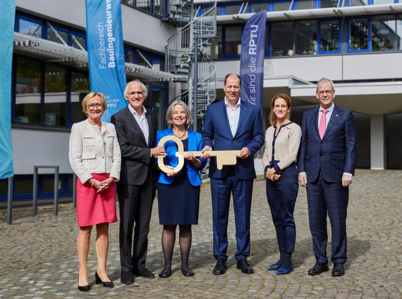 Schlüsselübergabe zum Amtsantritt: (v.l.n.r.) Barbara Schleicher-Rothmund, Professor Arnd Poetzsch-Heffter, Professorin Gabriele E. Schaumann, Professor Malte Drescher, Katharina Heil, Albrecht Hornbach.