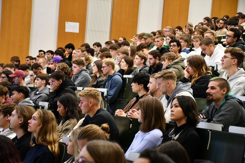 Der größte Hörsaal der Hochschule war bei der Erstsemesterbegrüßung bis auf den letzten Platz gefüllt.