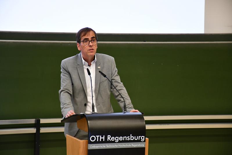 „Nutzen Sie die vielfältigen Angebote der OTH Regensburg und gestalten Sie Ihre Studienzeit aktiv mit – es wird sich für Ihre Zukunft lohnen“, ermutigte OTH-Präsident Ralph Schneider die neuen Studierenden.