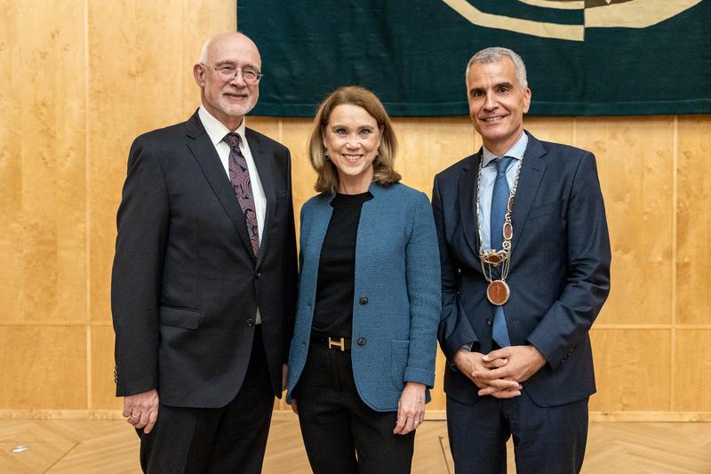 Rektoratsübergabe an der Universität Mannheim: der bisherige Rektor Prof. Dr. Thomas Puhl, die baden-württembergische Wissenschaftsministerin Petra Olschowski und der neue Rektor Prof. Dr. Thomas Fetzer (von links)